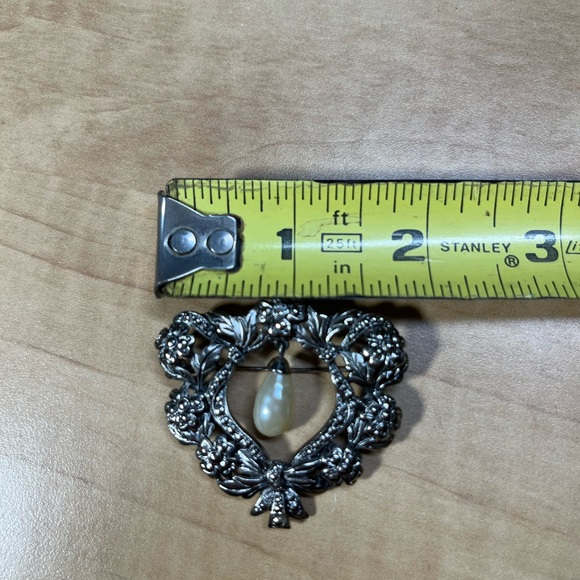 Vintage Avon romantic brooch pin silver tone floral frame with pearl dangle - Picture 5 of 6